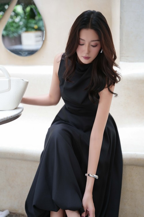 Sixdo Black Woven Sleeveless Tops